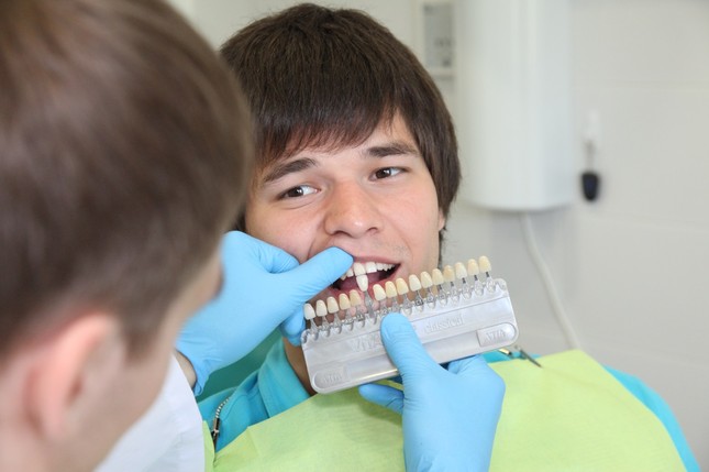 В процессе подбора оттенка искусственных зубов