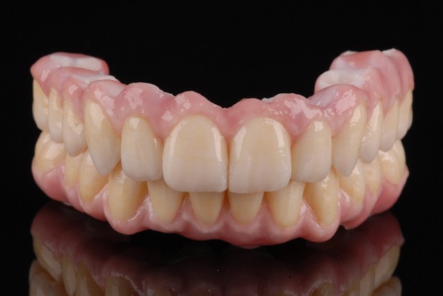 Виды съемных зубных протезов на верхнюю челюсть без неба фото